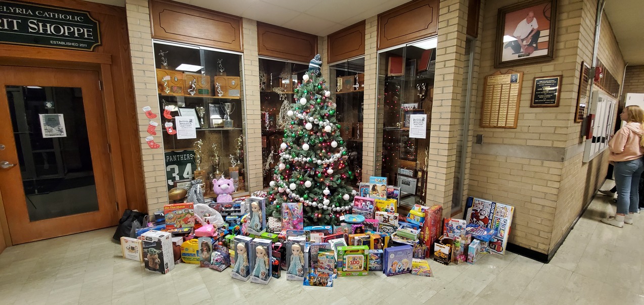 Christmas season kicks off at Elyria Catholic High School