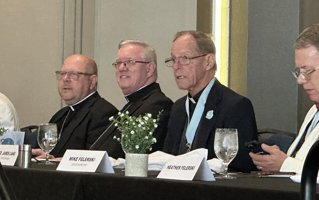 Bishops attend banquet for Knights of Columbus state convention